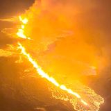 Magmastrom auf einem Hügel in der Nähe von Grindavik