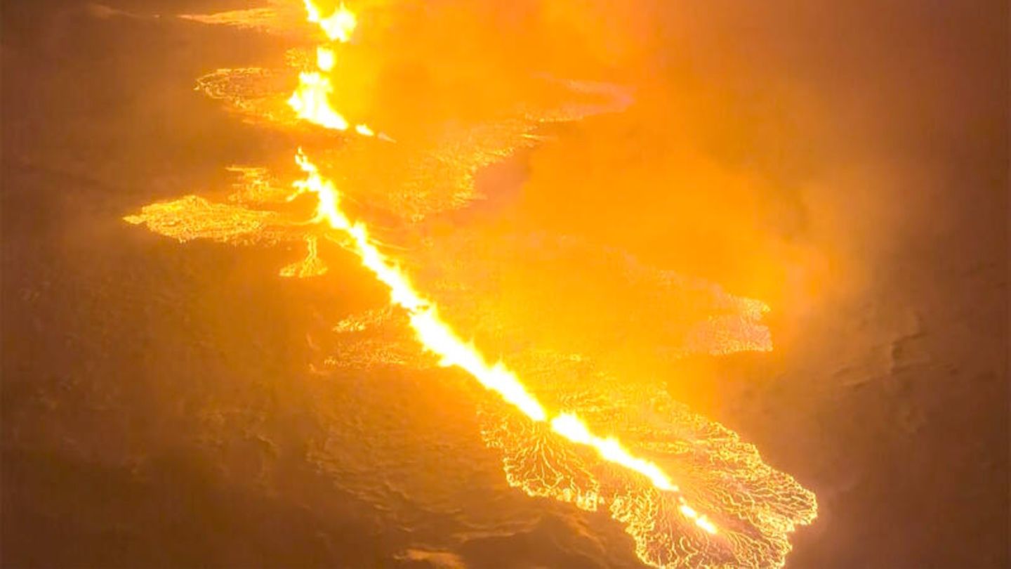 Magmastrom auf einem Hügel in der Nähe von Grindavik