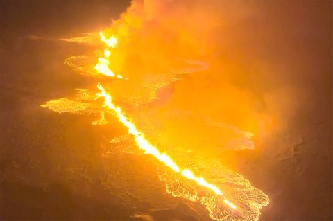 Magmastrom auf einem Hügel in der Nähe von Grindavik