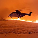 Ein Hubschrauber der isländischen Küstenwache, der in der Nähe von Magma fliegt