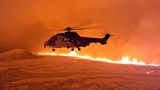 Ein Hubschrauber der isländischen Küstenwache, der in der Nähe von Magma fliegt
