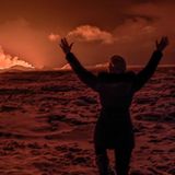 Ein Anwohner beobachtet die Lava des Vulkanausbruch