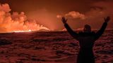 Ein Anwohner beobachtet die Lava des Vulkanausbruch