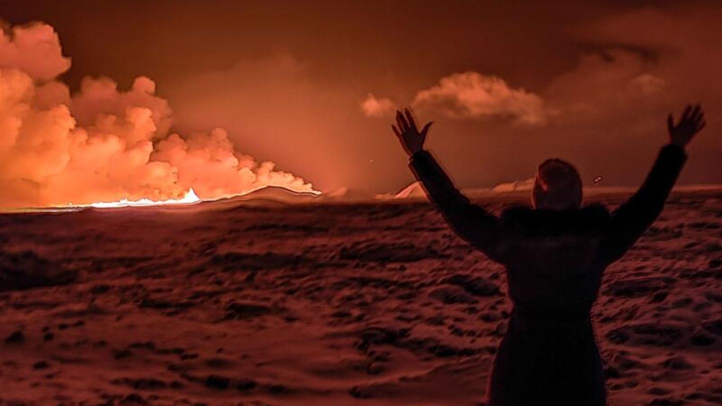 Ein Anwohner beobachtet die Lava des Vulkanausbruch Ein Anwohner beobachtet die Lava des Vulkanausbruch