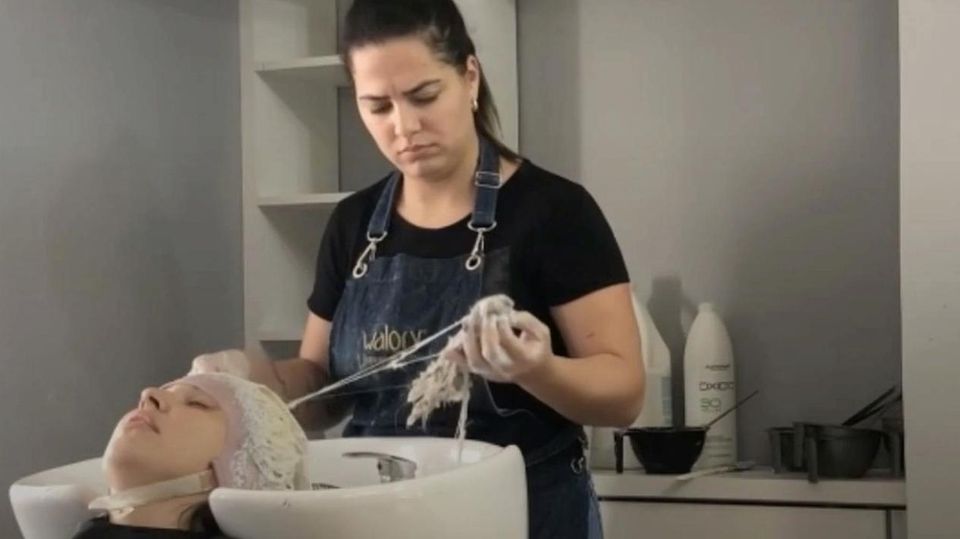 Frisur-Schock: Maleur beim Friseur: Nach dem Bleichen hält Friseurin plötzlich ganze Haarbüschel in den Händen