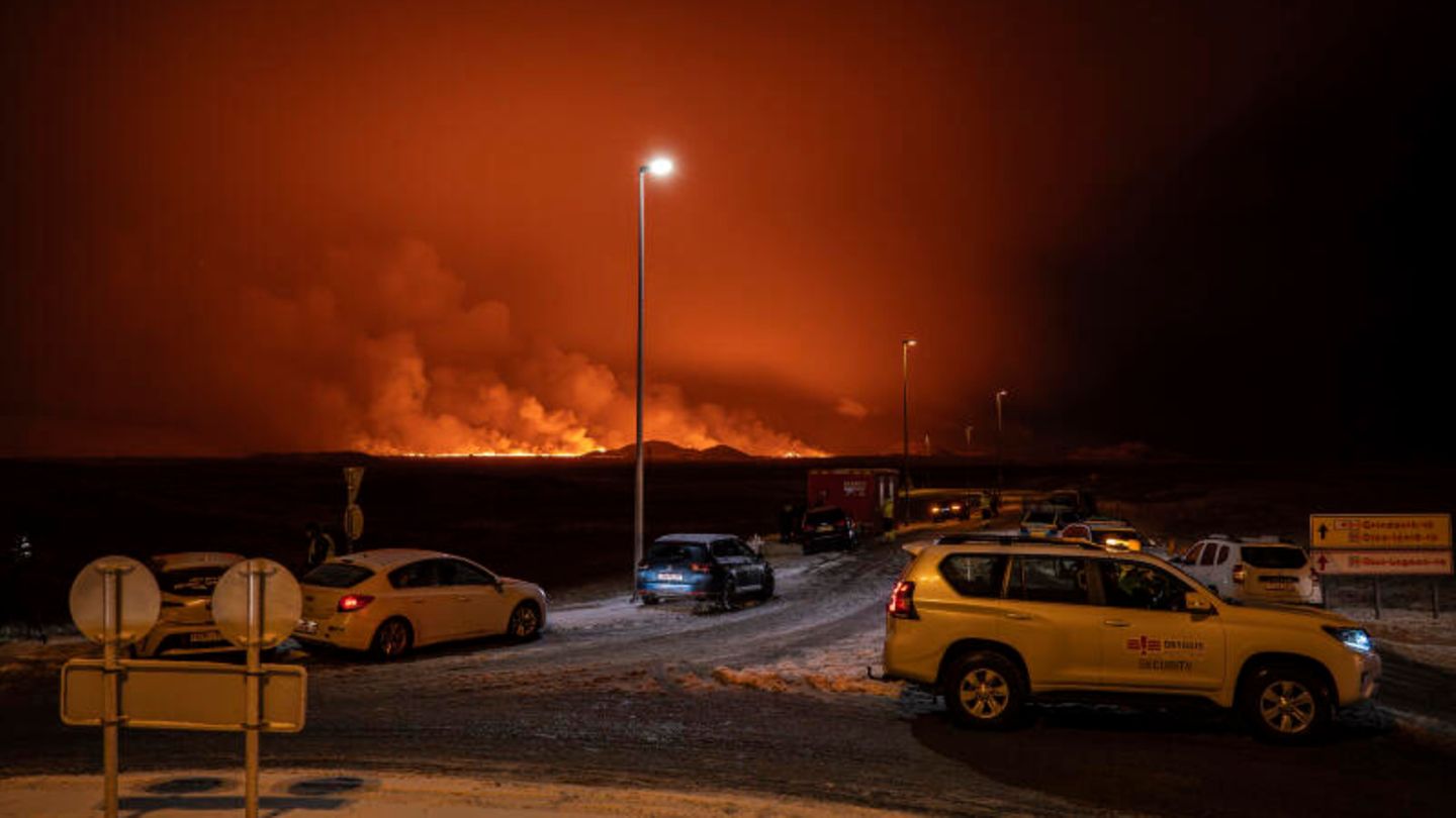 Eine Straße auf der isländischen Halbinsel Reykjanes an der Einfahrt zur Straße nach Grindavik blockiert