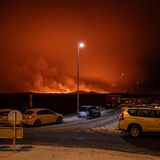 Eine Straße auf der isländischen Halbinsel Reykjanes an der Einfahrt zur Straße nach Grindavik blockiert