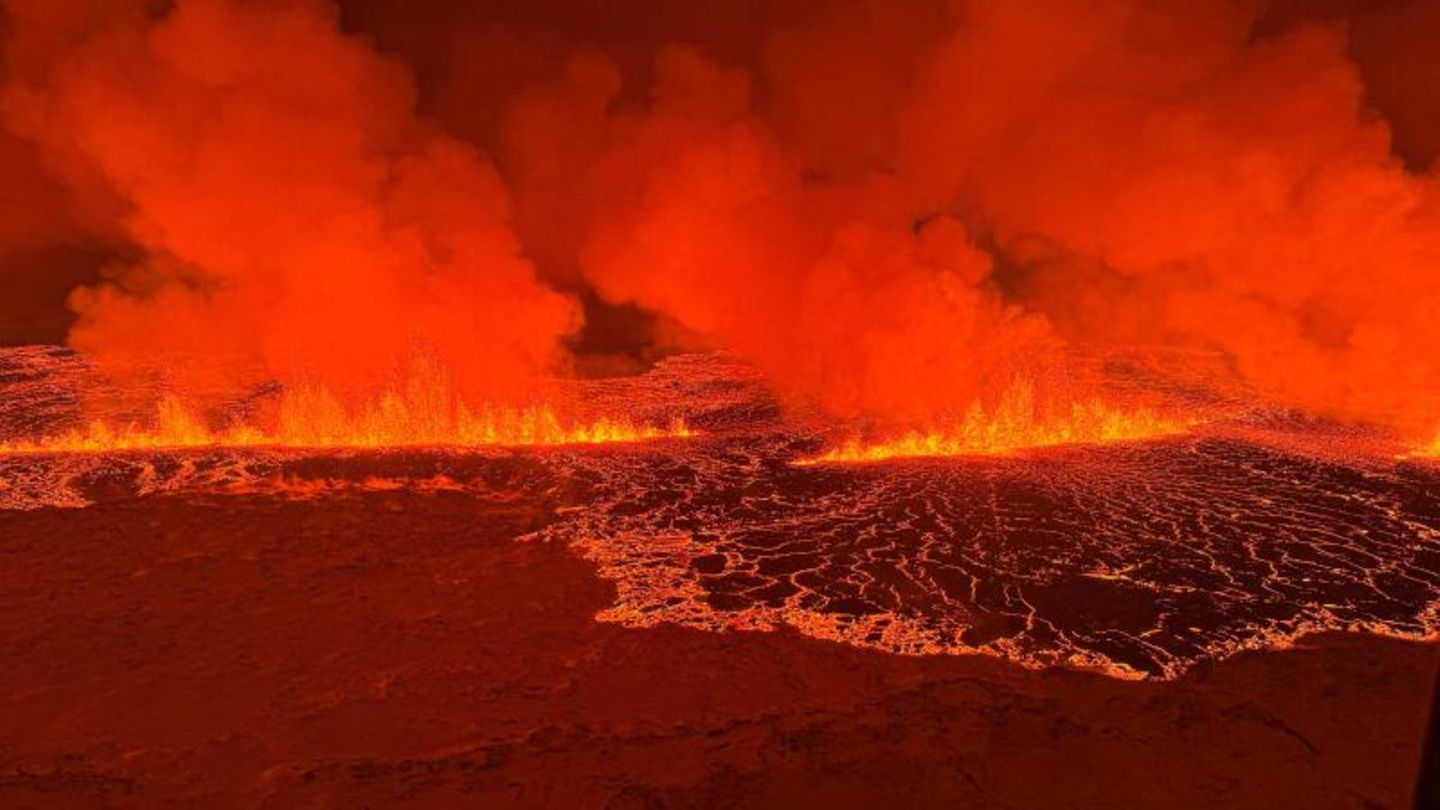 Rauchschwaden und fließende Lava Rauchschwaden und fließende Lava
