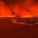 Rauchschwaden und fließende Lava