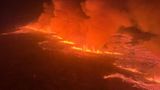Rauchschwaden und fließende Lava