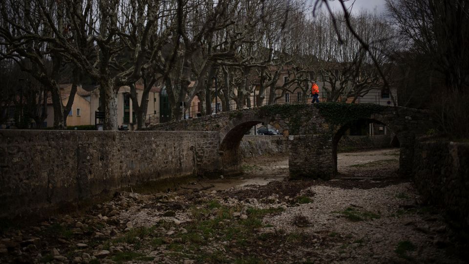 Ausgetrocknetes Flussbett in Frankreich Ausgetrocknetes Flussbett in Frankreich