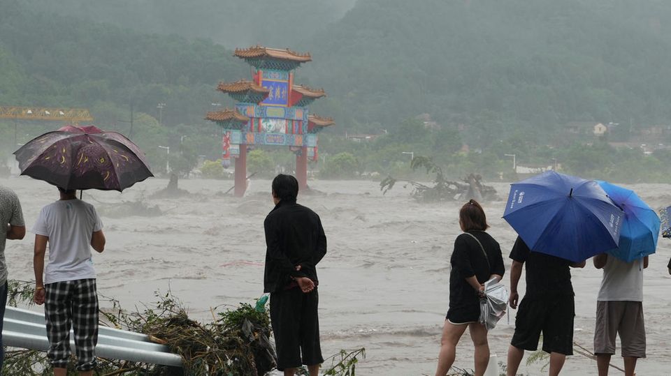 In China starben zahlreiche Menschen in verschiedenen Provinzen in den Fluten. Tausende mussten ihr Zuhause verlassen In China starben zahlreiche Menschen in verschiedenen Provinzen in den Fluten. Tausende mussten ihr Zuhause verlassen