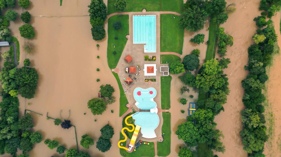 Ein Schwimmbad im österreichischen Bundesland Steiermark inmitten einer schlammigen Überschwemmung Ein Schwimmbad im österreichischen Bundesland Steiermark inmitten einer schlammigen Überschwemmung