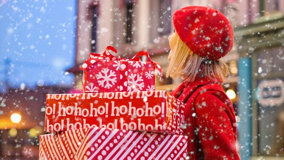 Viel Zeit bleibt nicht mehr bis Heiligabend – wenn Sie also noch auf der Suche nach passenden Präsenten sind, sehen Sie im Video drei Last-Minute-Geschenkideen.