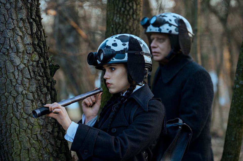 Jenna Ortega und Fred Armisen in der ersten Staffel "Wednesday"