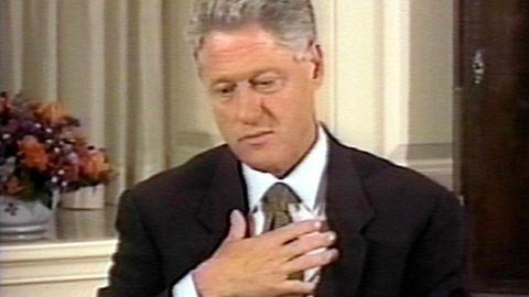 Die Vorwürfe gegen Bill Clinton vor 25 Jahren wogen schwer: Der damalige US-Präsident sollte bei seiner Aussage über eine angebliche sexuelle Beziehung zu seiner Praktikantin Monica Lewinsky einen Meineid geleistet und die Ermittlungen der Justiz behindert haben. Am 19. Dezember 1998 stimmte das von den oppositionellen Republikanern dominierte US-Repräsentantenhaus deshalb für die Einleitung eines Amtsenthebungsverfahrens gegen den Demokraten.  Clinton hatte im Januar 1998 bei einer gerichtlichen Vernehmung unter Eid bestritten, dass er eine sexuelle Beziehung zu Lewinsky unterhalten habe. Erst am 17. August des Jahres gestand der damals 51-Jährige vor einer Untersuchungskommission eine "unangemessene Beziehung" zu der Praktikantin. Alle anderen Vorwürfe bestritt er weiter und erklärte, er habe zwar moralisch verwerflich gehandelt, aber nichts Illegales getan. Die vier Stunden und zwölf Minuten lange Videoaussage des Präsidenten, aus der das Bild oben stammt, wurde vier Tage später trotz Protesten aus dem Weißen Haus freigegeben und im Fernsehen übertragen.  Das Impeachment-Verfahren der Republikaner endet schließlich im Februar 1999 in der zweiten Kongresskammer, dem Senat: 45 Senatorinnen und Senatoren befanden Clinton des Meineides für schuldig, 55 für unschuldig. Beim Vorwurf der Justizbehinderung war das Ergebnis 50 zu 50. Damit wurde Clinton freigesprochen.