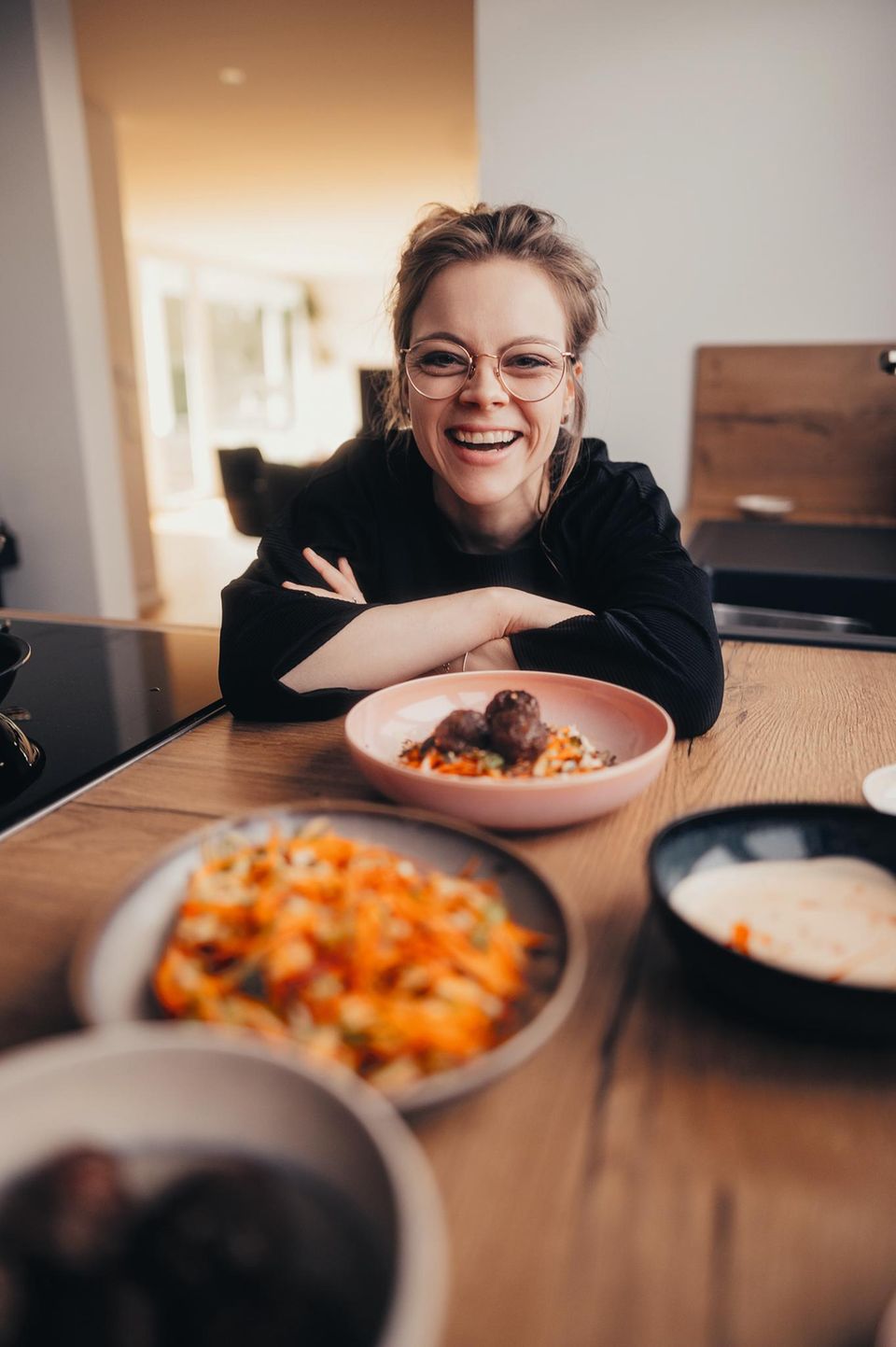 Foodjournalistin und Fotografin Stefanie Hiekmann entlockt den Promis ihre Tipps und boostert ihr Essen am liebsten mit Ahornsirup auf. "Ahornsirup ist gerade in der herzhaften Küche ein echter Joker", sagt Hiekmann. "Beim Karamellisieren in der Pfanne oder im Topf, für Marinaden sowieso und auch als i-Tüpfelchen beim Abschmecken von Gerichten."