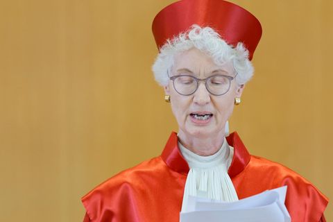 Die Vorsitzende Richterin Doris König trägt eine rote Robe und liest von einem Zettel ab.