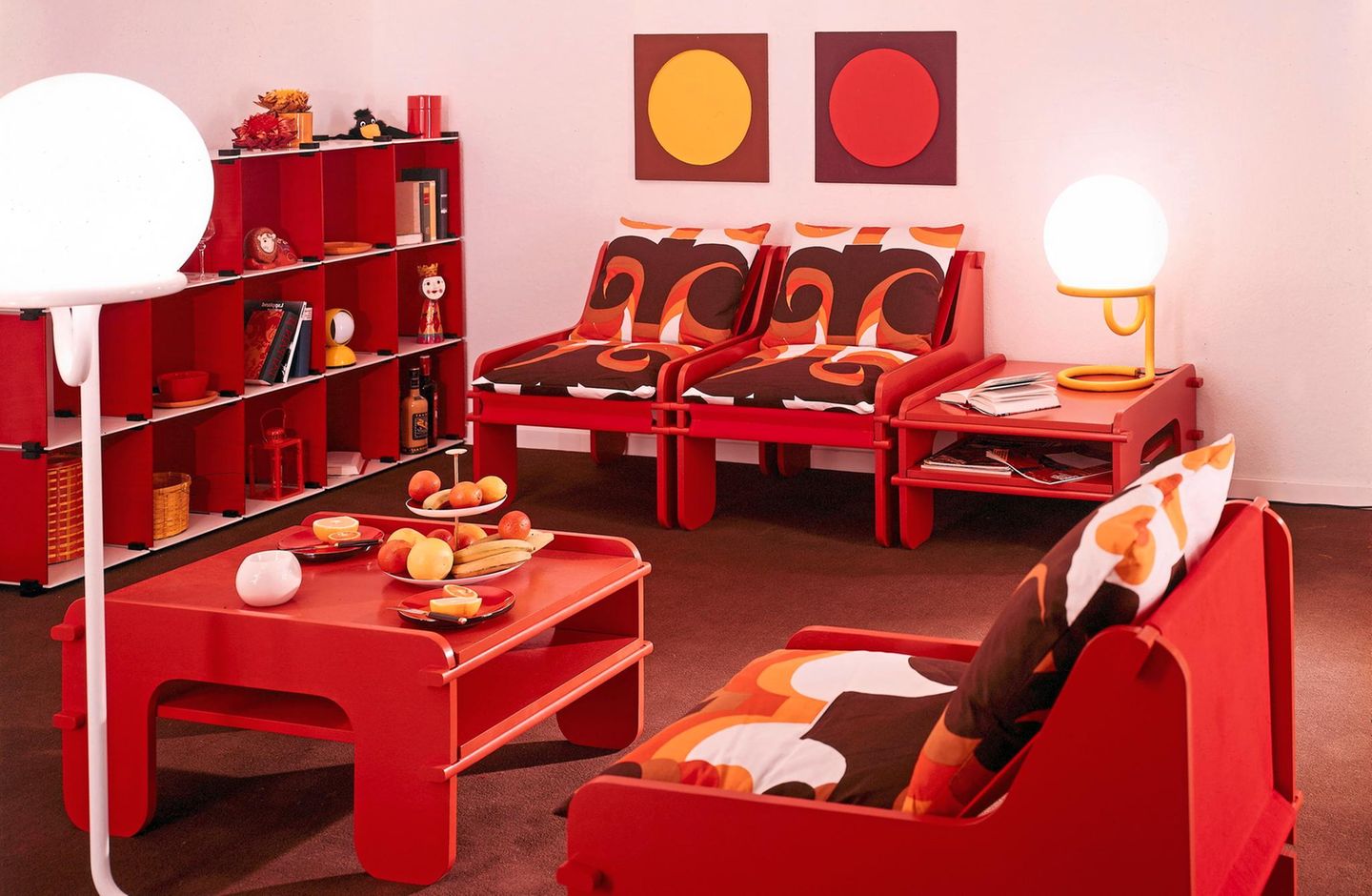 1970 - DEUTSCHLAND Wilde Muster Nein, hier sind keine Drogen im Spiel. Wer mit der Zeit geht, richtet sein Wohnzimmer in diesen Jahren tatsächlich so ein: in mutigen Farben und mit wilden Mustern. Bis zur Eröffnung des ersten Ikea-Möbelhauses in Deutschland werden übrigens noch vier Jahre vergehen