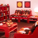 Wilde Muster  Nein, hier sind keine Drogen im Spiel. Wer mit der Zeit geht, richtet sein Wohnzimmer in diesen Jahren tatsächlich so ein: in mutigen Farben und mit wilden Mustern. Bis zur Eröffnung des ersten Ikea-Möbelhauses in Deutschland werden übrigens noch vier Jahre vergehen   