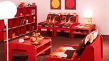Wilde Muster  Nein, hier sind keine Drogen im Spiel. Wer mit der Zeit geht, richtet sein Wohnzimmer in diesen Jahren tatsächlich so ein: in mutigen Farben und mit wilden Mustern. Bis zur Eröffnung des ersten Ikea-Möbelhauses in Deutschland werden übrigens noch vier Jahre vergehen   