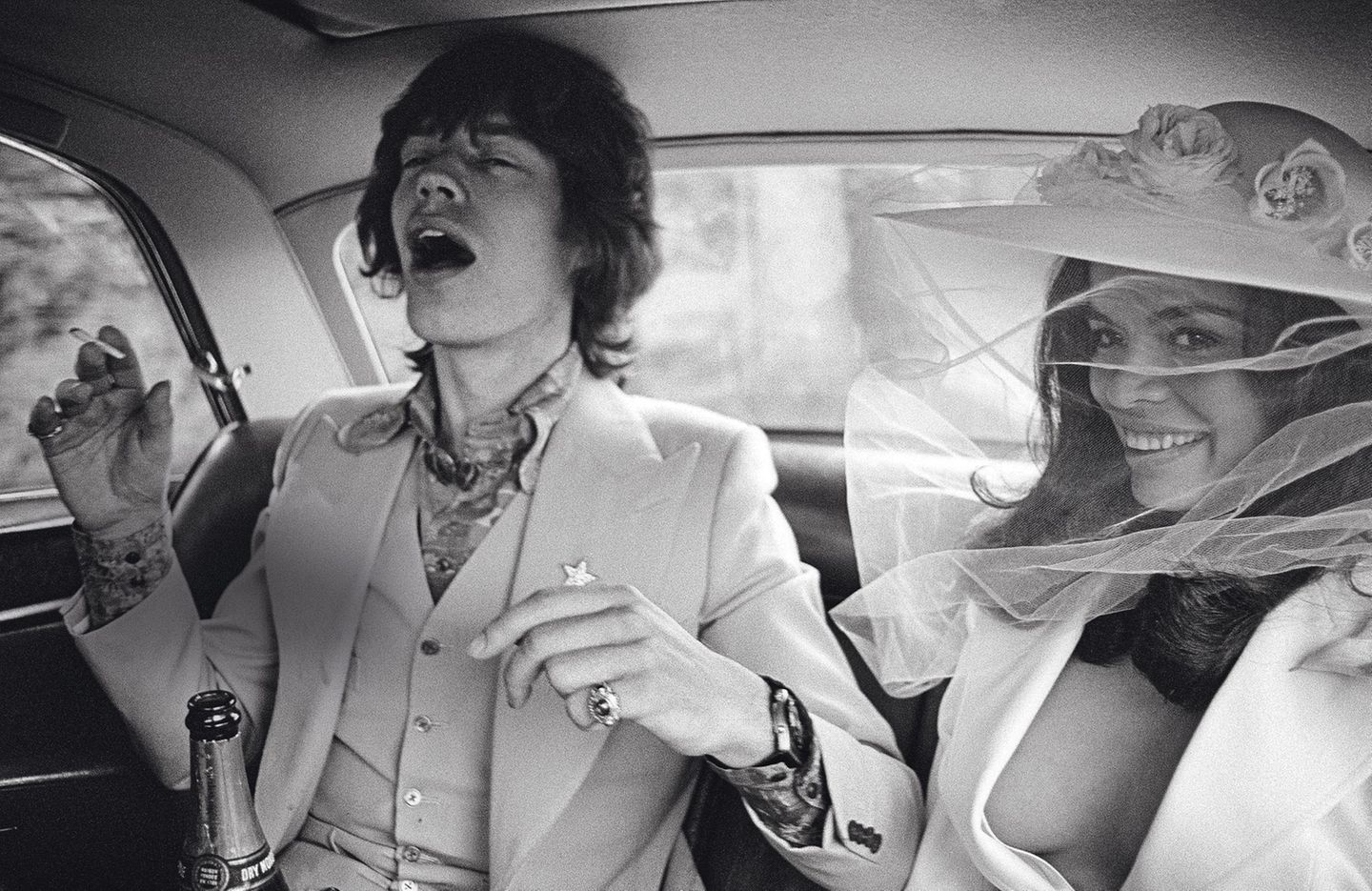 1971 - Frankreich Just married Sie strahlt, er raucht erst mal eine: Mick Jagger, Sänger der Rolling Stones, hat soeben in Saint-Tropez die Nicaraguanerin Bianca Pérez-Mora Macías geheiratet. Sie ist im vierten Monat schwanger, als die beiden sich nach der Zeremonie beschwingt von dannen fahren lassen, knapp ein halbes Jahr später kommt die gemeinsame Tochter Jade zur Welt. Es ist Jaggers einzige Ehe, auch wenn er heute acht Kinder von fünf verschiedenen Frauen hat.