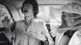 Just married  Sie strahlt, er raucht erst mal eine: Mick Jagger, Sänger der Rolling Stones, hat soeben in Saint-Tropez die Nicaraguanerin Bianca Pérez-Mora Macías geheiratet. Sie ist im vierten Monat schwanger, als die beiden sich nach der Zeremonie beschwingt von dannen fahren lassen, knapp ein halbes Jahr später kommt die gemeinsame Tochter Jade zur Welt. Es ist Jaggers einzige Ehe, auch wenn er heute acht Kinder von fünf verschiedenen Frauen hat.   