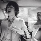 Just married  Sie strahlt, er raucht erst mal eine: Mick Jagger, Sänger der Rolling Stones, hat soeben in Saint-Tropez die Nicaraguanerin Bianca Pérez-Mora Macías geheiratet. Sie ist im vierten Monat schwanger, als die beiden sich nach der Zeremonie beschwingt von dannen fahren lassen, knapp ein halbes Jahr später kommt die gemeinsame Tochter Jade zur Welt. Es ist Jaggers einzige Ehe, auch wenn er heute acht Kinder von fünf verschiedenen Frauen hat.   