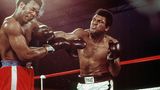 Sieben Runden lang steckt Muhammad Ali nur ein – dann streckt er George Foreman mit einer einzigen Schlag-kombination nieder  Der Kampf vor 60 000 Zuschauern Ende Oktober in Kinshasa, damals Hauptstadt von Zaire (heute Demokratische Republik Kongo), geht als „Rumble in the Jungle“ in die Geschichte des Boxsports ein. Nach seinem Sieg gegen den scheinbar unschlagbaren Foreman ist Ali endgültig zurück. 1967 hatte er seine Titel verloren, nachdem er sich geweigert hatte, seinen Wehrdienst anzutreten und in Vietnam zu kämpfen. Erst 1970 durfte er wieder boxen.