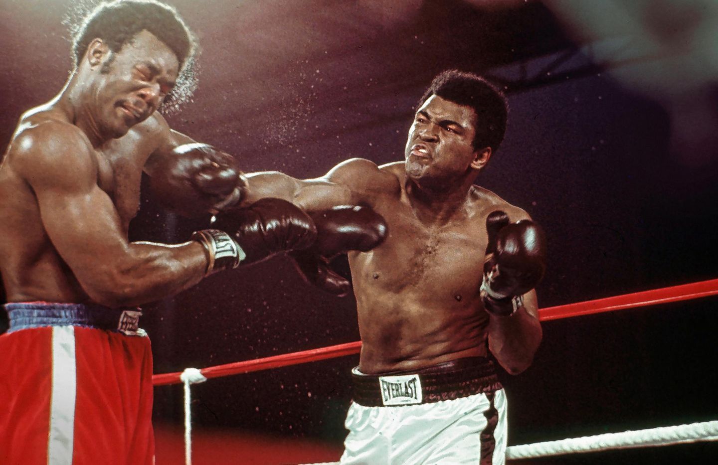 1974 - Zaire Sieben Runden lang steckt Muhammad Ali nur ein – dann streckt er George Foreman mit einer einzigen Schlag-kombination nieder Der Kampf vor 60 000 Zuschauern Ende Oktober in Kinshasa, damals Hauptstadt von Zaire (heute Demokratische Republik Kongo), geht als „Rumble in the Jungle“ in die Geschichte des Boxsports ein. Nach seinem Sieg gegen den scheinbar unschlagbaren Foreman ist Ali endgültig zurück. 1967 hatte er seine Titel verloren, nachdem er sich geweigert hatte, seinen Wehrdienst anzutreten und in Vietnam zu kämpfen. Erst 1970 durfte er wieder boxen.