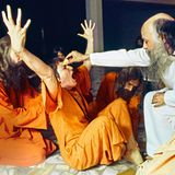 Gesegnet  Er schließt die Augen, als er der Frau ein hölzernes Schächtelchen auf die Stirn drückt, darin ein Haar von ihm selbst – was die Frau sehr zu erfüllen scheint. Der indische Guru Bhagwan sammelt in Pune , in dieser Zeit als Poona bekannt, eine wachsende Gemeinde von Zivilisationsmüden um sich. stern-Fotograf Jay Ullal und stern-Reporter Jörg Andrees Elten besuchen eine Woche lang den Aschram. Der Bericht der beiden löst in Deutschland eine Pilger-schwemme nach Indien aus. Elten gibt danach sein altes Leben auf –und zieht selbst nach Pune.