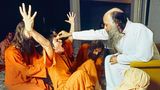 Gesegnet  Er schließt die Augen, als er der Frau ein hölzernes Schächtelchen auf die Stirn drückt, darin ein Haar von ihm selbst – was die Frau sehr zu erfüllen scheint. Der indische Guru Bhagwan sammelt in Pune , in dieser Zeit als Poona bekannt, eine wachsende Gemeinde von Zivilisationsmüden um sich. stern-Fotograf Jay Ullal und stern-Reporter Jörg Andrees Elten besuchen eine Woche lang den Aschram. Der Bericht der beiden löst in Deutschland eine Pilger-schwemme nach Indien aus. Elten gibt danach sein altes Leben auf –und zieht selbst nach Pune.
