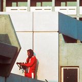 Blutige Spiele  Der bewaffnete Polizist trägt einen Trainingsanzug. Er sichert an diesem 5. September im olympischen Dorf in München jenen Block, in dem palästinensische Terroristen zwei Sportler der israelischen Olympiamannschaft erschossen haben. Die Täter nehmen neun weitere Israelis als Geiseln. Auch diese sterben, als ein Befreiungsversuch auf dem Flughafen Fürstenfeldbruck misslingt. Zudem kommen ein bayerischer Polizist und fünf der acht Attentäter ums Leben. „Heitere Spiele“ wollte Deutschland so gern ausrichten. Davon kann nun keine Rede mehr sein, aber beendet werden die Spiele auch nicht. 2023, mehr als 50 Jahre später, beginnen Forscher mit der wissenschaftlichen Aufarbeitung des Attentats.