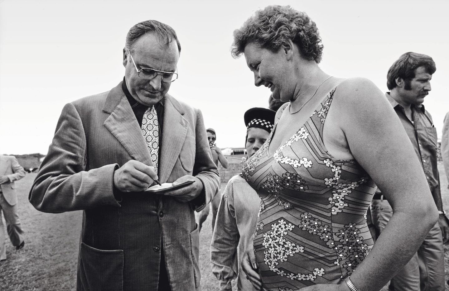 1976 - Helgoland Ein Autogramm vom künftigen Bundeskanzler? Es wird am Ende nicht ganz reichen für Helmut Kohl. Noch nicht. Wahlkämpfer Helmut Kohl schenkt einer Urlauberin seine Unterschrift. Gut zwei Monate später bekommt die Union zwar die meisten Stimmen, doch kann sich Regierungschef Helmut Schmidt dank der Stimmen für die FDP im Amt halten. 1982 werden die Liberalen die Seiten wechseln – und Kohl zum sechsten Kanzler der Bundesrepublik Deutschland machen.