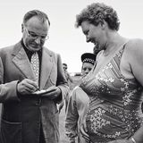 Ein Autogramm vom künftigen Bundeskanzler? Es wird am Ende nicht ganz reichen für Helmut Kohl. Noch nicht.  Wahlkämpfer Helmut Kohl schenkt einer Urlauberin seine Unterschrift. Gut zwei Monate später bekommt die Union zwar die meisten Stimmen, doch kann sich Regierungschef Helmut Schmidt dank der Stimmen für die FDP im Amt halten. 1982 werden die Liberalen die Seiten wechseln – und Kohl zum sechsten Kanzler der Bundesrepublik Deutschland machen.