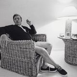 Pause von der Weltpolitik  Ungewohnt leger und natürlich rauchend: stern-Fotograf Jürgen Gebhardt erwischt Helmut Schmidt sehr entspannt auf der Insel Eleuthera. Der Bundeskanzler sitzt in kurzer Hose im Windermere Island Club, auf dem Tisch vor ihm sein geliebtes Schachbrett. HelmutSchmidt gönnt sich einen kleinen Urlaub, ehe er zum Gipfeltreffen auf die französische Karibikinsel Guadeloupe weiterreist. Gebhardt gehört zum Journalistentross, der den Kanzler dorthin begleitet.