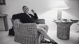 Pause von der Weltpolitik  Ungewohnt leger und natürlich rauchend: stern-Fotograf Jürgen Gebhardt erwischt Helmut Schmidt sehr entspannt auf der Insel Eleuthera. Der Bundeskanzler sitzt in kurzer Hose im Windermere Island Club, auf dem Tisch vor ihm sein geliebtes Schachbrett. HelmutSchmidt gönnt sich einen kleinen Urlaub, ehe er zum Gipfeltreffen auf die französische Karibikinsel Guadeloupe weiterreist. Gebhardt gehört zum Journalistentross, der den Kanzler dorthin begleitet.