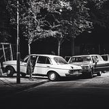 Deutscher Herbst  Die Scheinwerfer der Spurensicherung erleuchten die Vincenz-Statz-Straße. Die Toten hat man bereits fortgeschafft. Arbeitgeberpräsident Hanns Martin Schleyer ist entführt worden. Sein Fahrer und drei Personenschützer sind im Kugelhagel der Terroristen der Roten Armee Fraktion gestorben. Die will die inhaftierten Mitglieder der ersten RAF-Generation freipressen – unter ihnen Andreas Baader, Gudrun Ensslin und Jan-Carl Raspe. Bun-deskanzler Helmut Schmidt bleibt standhaft: Der Staat lässt sich nicht erpressen. Auch nicht, als palästi-nensische Terroristen die Lufthansa-Maschine „Landshut“ entführen, um den Forderungen der RAF Nachdruck zu verleihen. In den ersten Minuten des 18. Oktober wird das Flugzeug in Somalia von der GSG 9 gestürmt, die Passagiere kommen frei. Baader, Ensslin und Raspe begehen in der Haft in Stuttgart-Stammheim Selbstmord. Das Todesurteil auch für Schleyer: Seine Leiche wird am 19. Oktober im französischen Mülhausen gefunden.