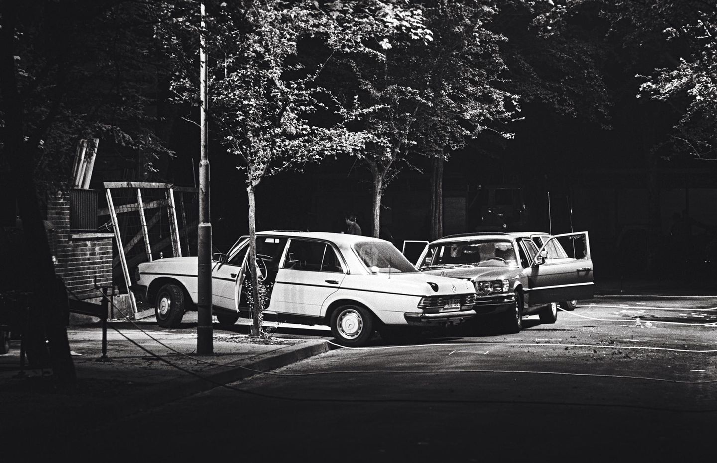 1977 - Köln Deutscher Herbst Die Scheinwerfer der Spurensicherung erleuchten die Vincenz-Statz-Straße. Die Toten hat man bereits fortgeschafft. Arbeitgeberpräsident Hanns Martin Schleyer ist entführt worden. Sein Fahrer und drei Personenschützer sind im Kugelhagel der Terroristen der Roten Armee Fraktion gestorben. Die will die inhaftierten Mitglieder der ersten RAF-Generation freipressen – unter ihnen Andreas Baader, Gudrun Ensslin und Jan-Carl Raspe. Bun-deskanzler Helmut Schmidt bleibt standhaft: Der Staat lässt sich nicht erpressen. Auch nicht, als palästi-nensische Terroristen die Lufthansa-Maschine „Landshut“ entführen, um den Forderungen der RAF Nachdruck zu verleihen. In den ersten Minuten des 18. Oktober wird das Flugzeug in Somalia von der GSG 9 gestürmt, die Passagiere kommen frei. Baader, Ensslin und Raspe begehen in der Haft in Stuttgart-Stammheim Selbstmord. Das Todesurteil auch für Schleyer: Seine Leiche wird am 19. Oktober im französischen Mülhausen gefunden.