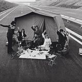 Zelten, wo sonst Autos fahren  Ein Picknick auf der Autobahn – vier staatlich verordnete autofreie Sonntage machen Aktionen wie diese möglich. Die erste Ölpreiskrise erwischt das Land mit voller Wucht und rüttelt am Selbstverständnis der Auto-Nation. Plötzlich wird klar, wie abhängig Wirtschaft und Gesellschaft vom Erdöl sind. Der Traum vom unbegrenzten Wachstum ist ausgeträumt. Die Krise ist durch den Jom-Kippur-Krieg ausgelöst worden. Die arabischen Opec-Staaten haben dem Westen den Ölhahn zugedreht – weil dieser Israel unterstützte.