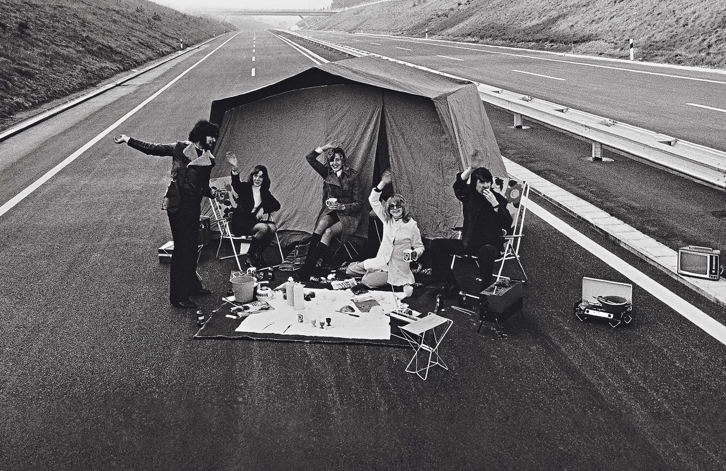 Zelten, wo sonst Autos fahren  Ein Picknick auf der Autobahn – vier staatlich verordnete autofreie Sonntage machen Aktionen wie diese möglich. Die erste Ölpreiskrise erwischt das Land mit voller Wucht und rüttelt am Selbstverständnis der Auto-Nation. Plötzlich wird klar, wie abhängig Wirtschaft und Gesellschaft vom Erdöl sind. Der Traum vom unbegrenzten Wachstum ist ausgeträumt. Die Krise ist durch den Jom-Kippur-Krieg ausgelöst worden. Die arabischen Opec-Staaten haben dem Westen den Ölhahn zugedreht – weil dieser Israel unterstützte.