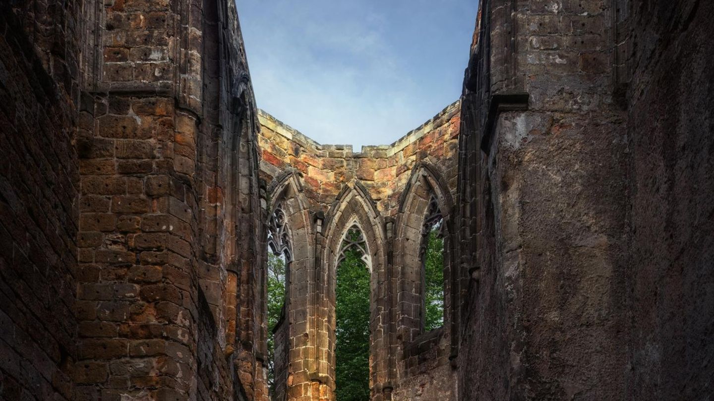 Gotische Ruine einer Klosterkirche. Sie steht auf dem Berg Oybin im Zittauer Gebirge