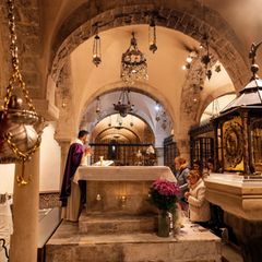 Pilger in der Krypta der Basilika San Nicola in Bari