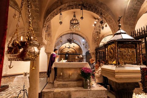 Pilger in der Krypta der Basilika San Nicola in Bari