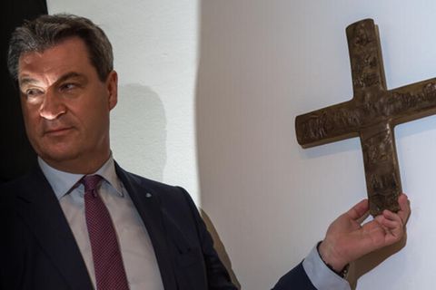 Markus Söder (CSU), bayerischer Ministerpräsident, hängt 2018 ein Kreuz im Eingangsbereich der bayerischen Staatskanzlei auf