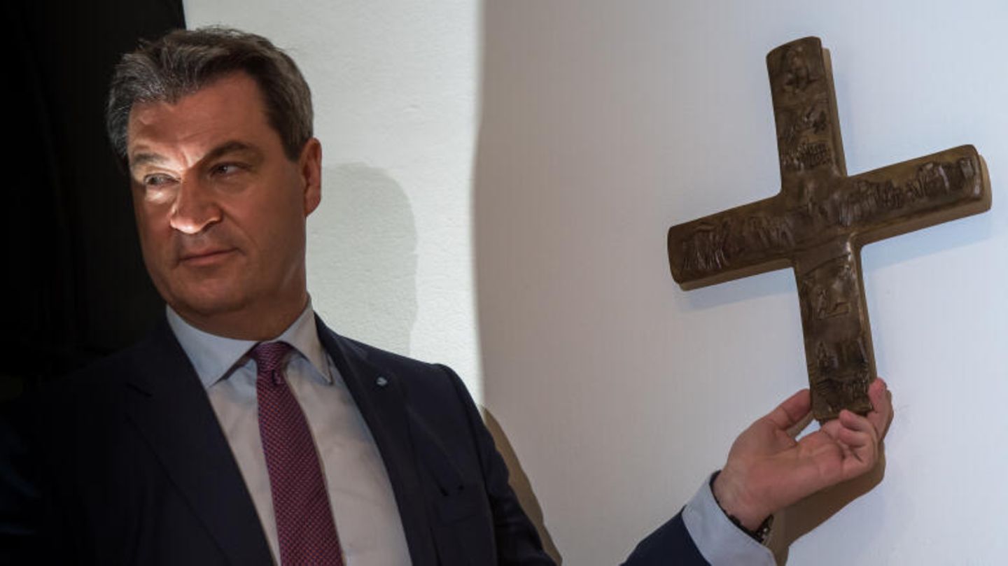 Markus Söder (CSU), bayerischer Ministerpräsident, hängt 2018 ein Kreuz im Eingangsbereich der bayerischen Staatskanzlei auf