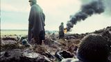 „Wir habenaufgehört,eine Nationauf demRückzug zusein“Margaret Thatcher, britische Premierministerin, nach dem Sieg im Falklandkrieg  Die Inselgruppe im Südatlantik steht seit 1833 unter britischer Verwaltung, wird aber ebenso lange von Argentinien beansprucht. Mit der Invasion am 2. April will die argentinische Militärjunta von innenpolitischen Problemen ablenken. Das 12 000 Kilometer entfernte Großbritannien setzt seine Flotte in Marsch. Der folgende Krieg dauert 74 Tage und fordert allein auf argentinischer Seite mehr als 650 Todesopfer. Das Foto zeigt argentinische Soldaten am Flug-hafen der Inselhauptstadt Port Stanley.