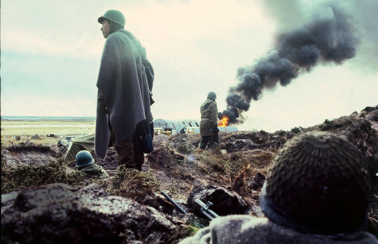 1982 - Falklandinseln „Wir habenaufgehört,eine Nationauf demRückzug zusein“Margaret Thatcher, britische Premierministerin, nach dem Sieg im Falklandkrieg Die Inselgruppe im Südatlantik steht seit 1833 unter britischer Verwaltung, wird aber ebenso lange von Argentinien beansprucht. Mit der Invasion am 2. April will die argentinische Militärjunta von innenpolitischen Problemen ablenken. Das 12 000 Kilometer entfernte Großbritannien setzt seine Flotte in Marsch. Der folgende Krieg dauert 74 Tage und fordert allein auf argentinischer Seite mehr als 650 Todesopfer. Das Foto zeigt argentinische Soldaten am Flug-hafen der Inselhauptstadt Port Stanley.