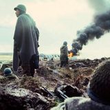 „Wir habenaufgehört,eine Nationauf demRückzug zusein“Margaret Thatcher, britische Premierministerin, nach dem Sieg im Falklandkrieg  Die Inselgruppe im Südatlantik steht seit 1833 unter britischer Verwaltung, wird aber ebenso lange von Argentinien beansprucht. Mit der Invasion am 2. April will die argentinische Militärjunta von innenpolitischen Problemen ablenken. Das 12 000 Kilometer entfernte Großbritannien setzt seine Flotte in Marsch. Der folgende Krieg dauert 74 Tage und fordert allein auf argentinischer Seite mehr als 650 Todesopfer. Das Foto zeigt argentinische Soldaten am Flug-hafen der Inselhauptstadt Port Stanley.