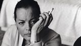 Sie sei „eine unglückliche Frau von 42 Jahren“, sagt Romy Schneider im März den stern-Reportern Michael Jürgs und Robert Lebeck. Die beiden verbringen drei Tage im französischen Quiberon mit ihr. Die Schauspielerin hält sich dort in einer Entzugsklinik auf. Sie ist mitten in der Trennung von Daniel Biasini, ihrem zweiten Ehemann. Romy Schneider vertraut Lebeck, dem großen stern-Fotografen, den sie „Lebo“ nennt und kennt, seit er sie vor Jahren bei Dreharbeiten fotografiert hat. Lebeck stellt ihr Jürgs vor, die drei verbringen einen langen Abend in einem Restaurant zusammen: Schneider trinkt,raucht, lacht und weint – das volle Gefühlsgedeck. Am nächsten Tag treffen Jürgs und Lebeck sie zum Interview. Niemand ahnt,dass es ihr letztes großes Gespräch sein wird: Romy Schneider stirbt ein Jahr später.